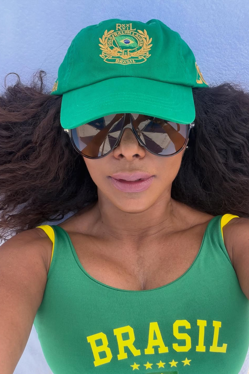 Valéria Valenssa recebeu elogios ao posar em clima de Copa - Foto: Reprodução/ Instagram@valeriavalenssa