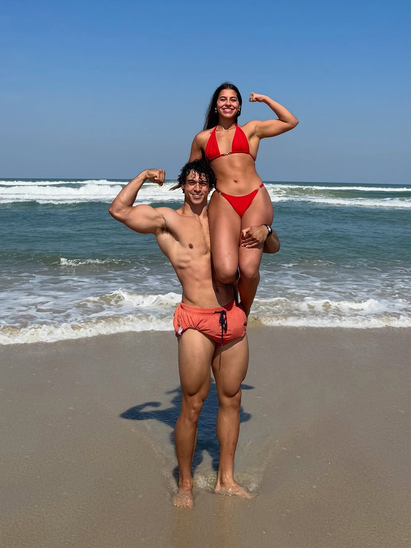 Victor Alexandre e a namorada, Jarline, mostraram fotos do dia de praia - Foto: Reprodução/ Instagram@victoralexandre