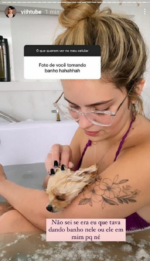 Viih Tube toma banho com um de seus cachorros