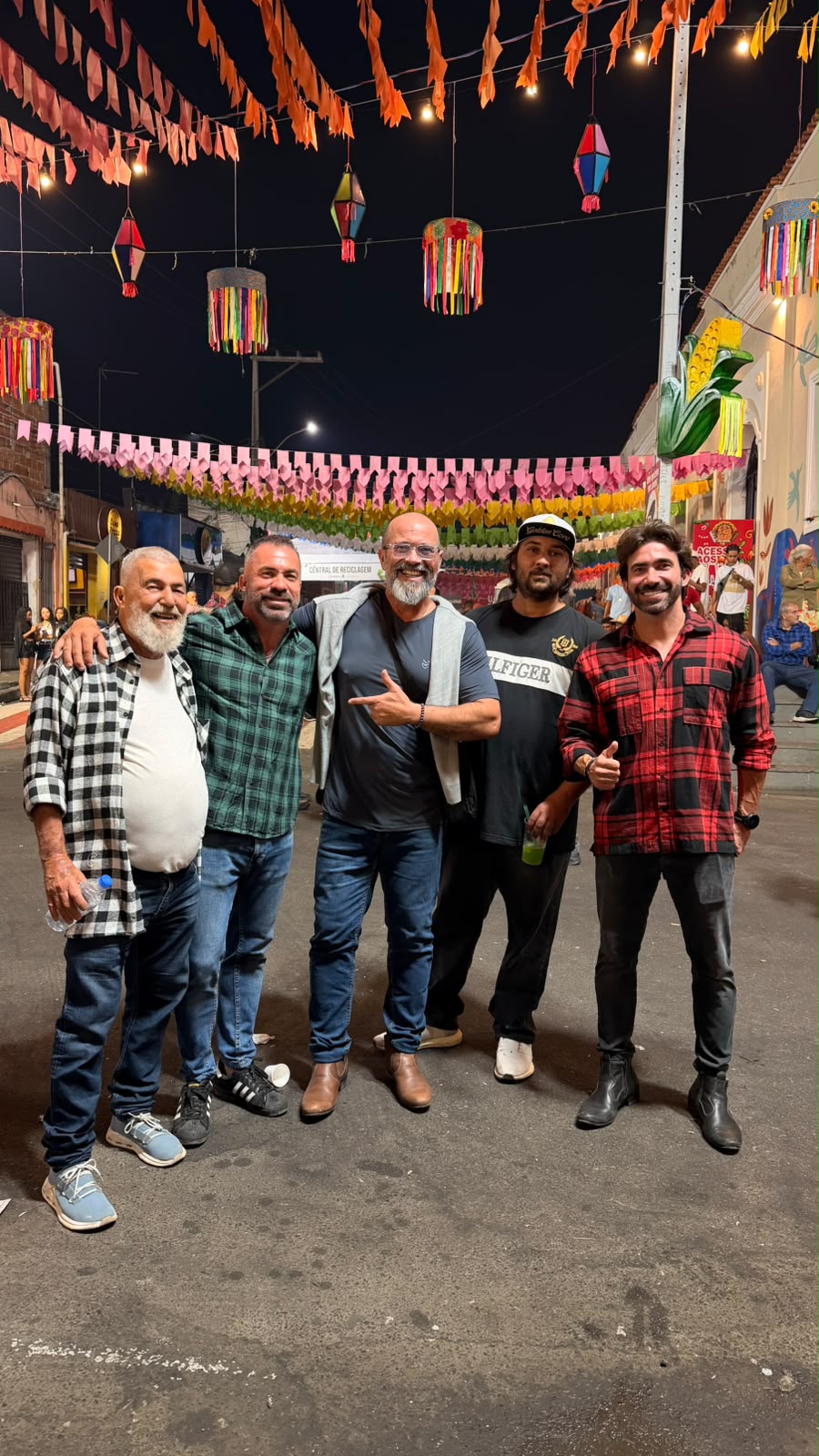 Jones Machado, seu pai, Hélio Vianna, o doutor Marcelo Bonanza e seu irmão, Felipe Vianna, durante encontro no evento em Mata de São João