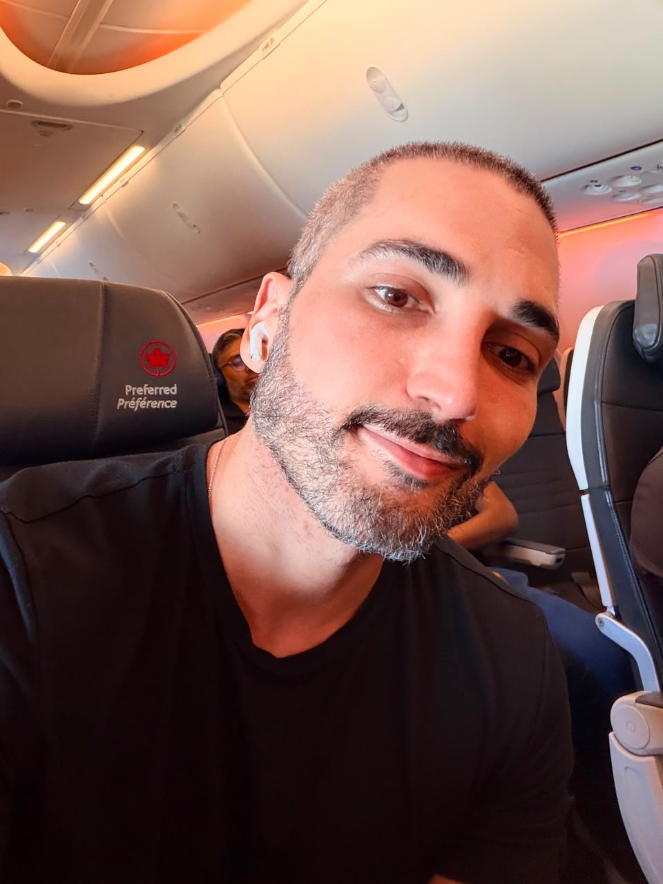 Após anos pesquisando tratamentos para a calvície, Lucas Estevam realizou um transplante capilar com o Dr. João Pedro Pereira e compartilhou os motivos que o levaram à decisão.