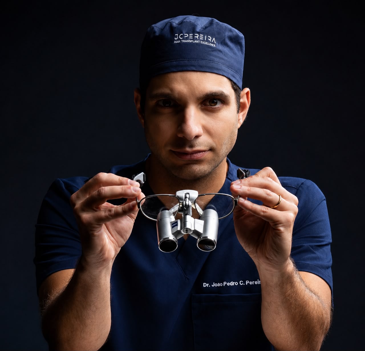 Para o Dr. João Pedro Pereira, cada transplante capilar exige planejamento individualizado. A experiência de Lucas Estevam reforça a importância da informação e da escolha criteriosa do profissional.